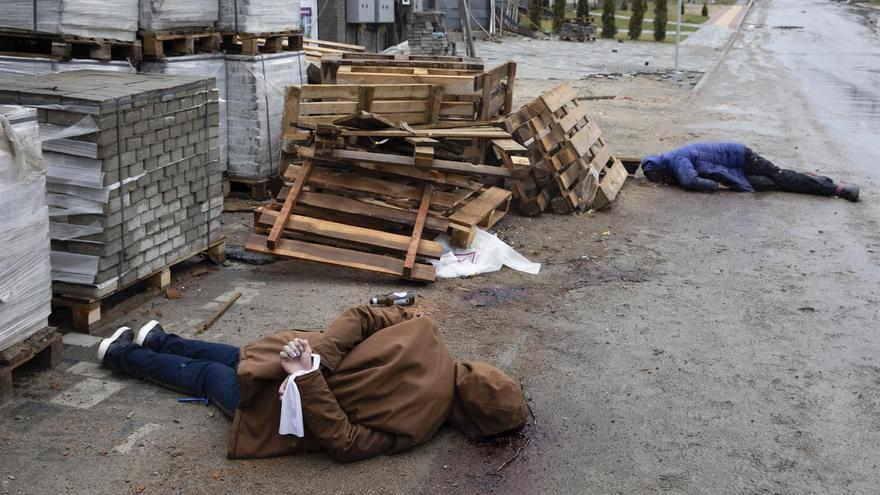 Cuerpos de civiles asesinados hallados en Bucha, a las afueras de Kiev. ( EFE/EPA/Mikhail Palinchak) 