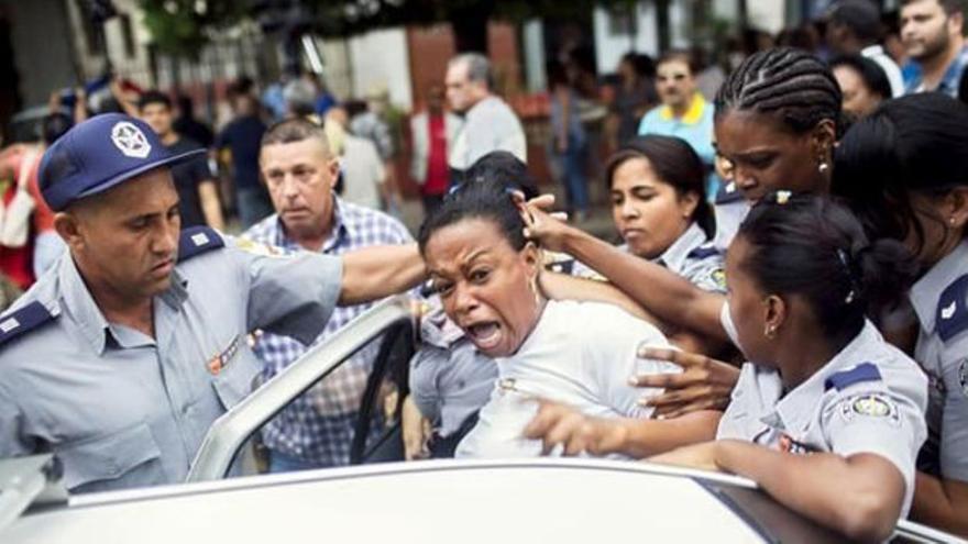 Una Dama de Blanco es detenida en La Habana. (Archivo EFE)