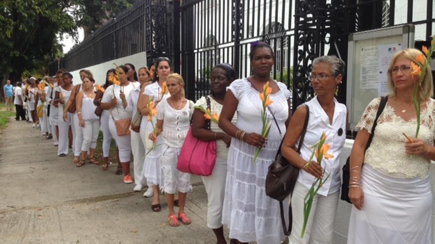 Damas de Blanco en fila para firmar libro de condolencias en la embajada francesa en La Habana