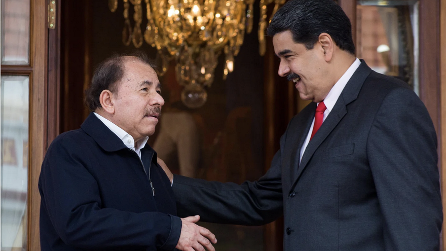 El mandatario nicaragüense Daniel Ortega y el venezolano Nicolás Maduro, en una fotografía de archivo. (EFE/Cristian Hernández)