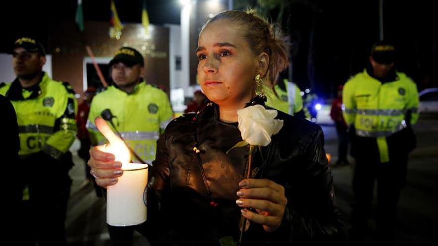 Decenas de colombianos se concentraron frente a la Escuela de Cadetes de PolicÃ­a General para recordar a los fallecidos en el atentado. (EFE/Leonardo MuÃ±oz)