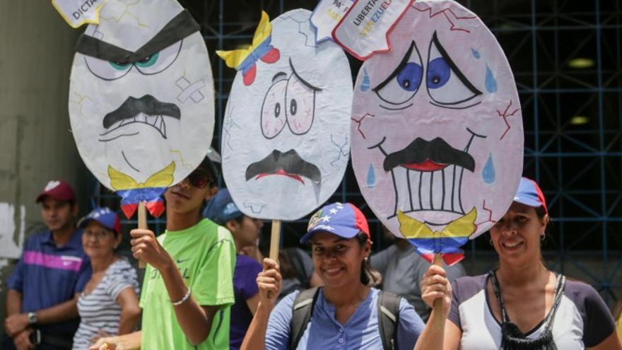 Decenas de miles de personas han salido a las calles en Venezuela para pedir la salida de Maduro y su Gobierno. (EFE)