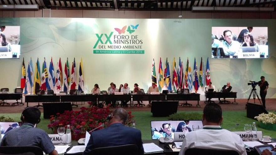 La delegación de Colombia lee la propuesta de la Declaración de Cartagena durante la celebración del Foro de Ministros de Medio Ambiente. (@MinAmbienteCo)