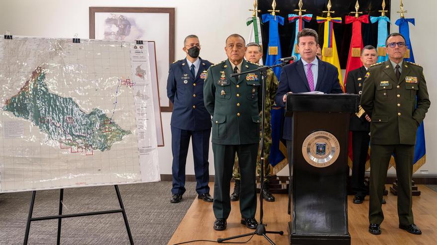 El ministro de Defensa colombiano, Diego Molano, durante una rueda de prensa junto a la cúpula militar y de la Policía, este viernes en Bogotá (Colombia). (EFE/Ministerio De Defensa Colombia)