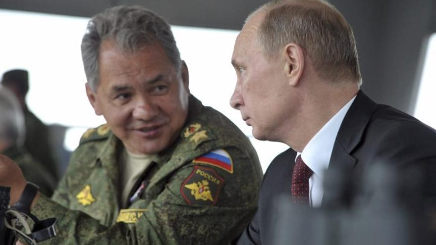 El ministro de Defensa ruso, general Serguéi Shoigu, junto al presidente, Vladímir Putin, en una imagen de archivo. (EFE/Alexey Nikolsky)