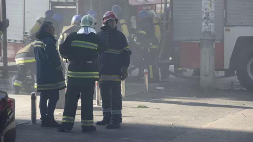 En las labores de rescate han participado 76 personas de 16 equipos del Departamento de Servicios de Emergencia del Estado en Kiev. (Danylo Antoniuk/ZUMA Press Wire/ DPA)
