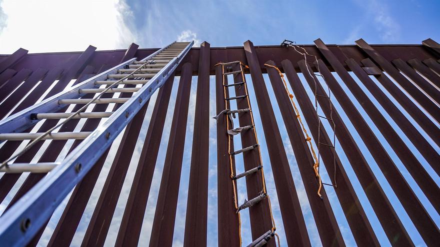 Detalle de unas escaleras como las que usan los inmigrantes para subir el muro en la frontera entre México y Estados Unidos. (EFE/Manuel Ocaño)