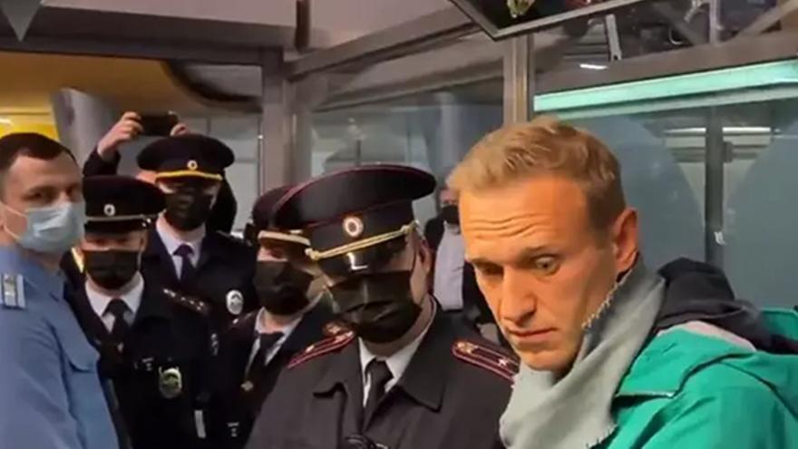 Detención del activista político ruso Alexéi Navalni en el aeropuerto de Moscú. (Europa Press)