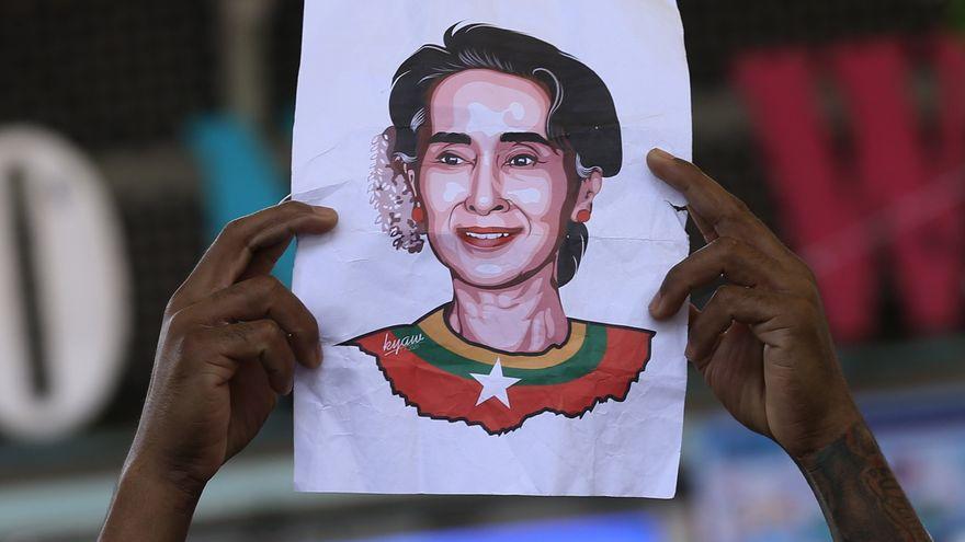 Dibujo de la depuesta líder birmana Aung San Suu Kyi, exhibido en una manifestación en Bangkok. (EFE/EPA/Narong Sangnak)