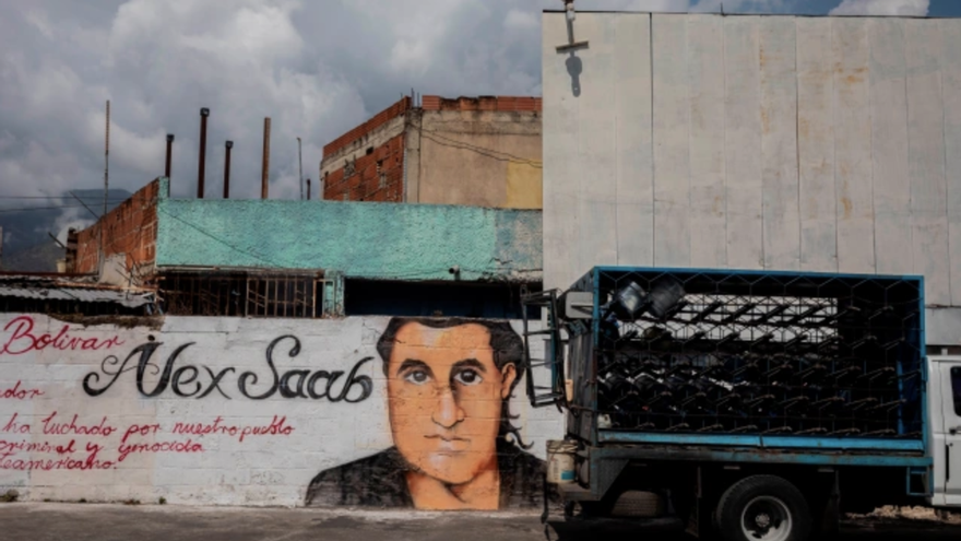 Dibujo del rostro de Álex Saab en un grafiti en Caracas, Venezuela. (EFE/ Rayner Peña)