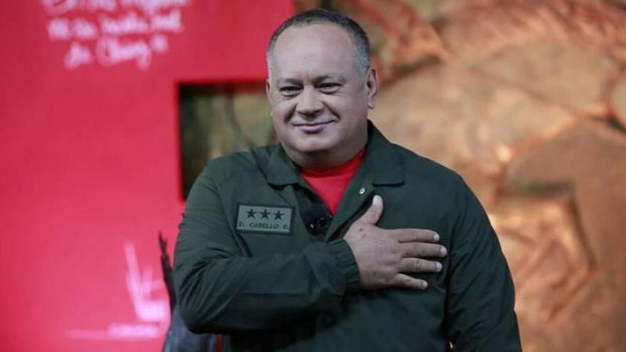 Diosdado Cabello acusó al presidente estadounidense, Donald Trump, de ofrecer "amnistía" y "dinero" a los militares venezolanos para forzar que den la espalda al gobernante Nicolás Maduro. (@ConElMazoDando)