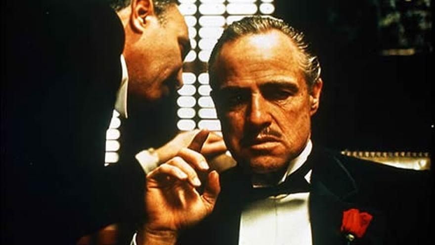Don Vito Corleone es la figura más popular de la mafia italiana tras el éxito cinematográfico de 'El Padrino'. (Youtube)