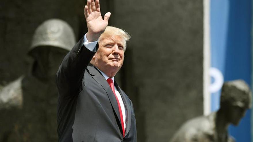 El presidente estadounidense, Donald J. Trump, saluda tras pronunciar su discurso en la plaza Krasinski de Varsovia este jueves. (EFE)