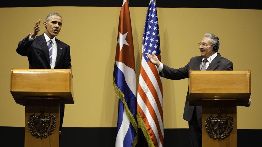 El presidente de EE UU, Barack Obama, y su homólogo cubano, Raúl Castro, en una rueda de prensa conjunta este lunes en La Habana. (Casa Blanca)