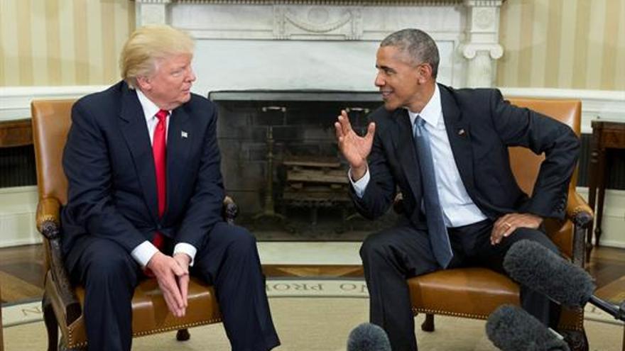 El presidente de EE UU, Barack Obama, con el mandatario electo, Donald Trump, al final de su encuentro en el despacho oval en la Casa Blanca, en Washington (EFE)