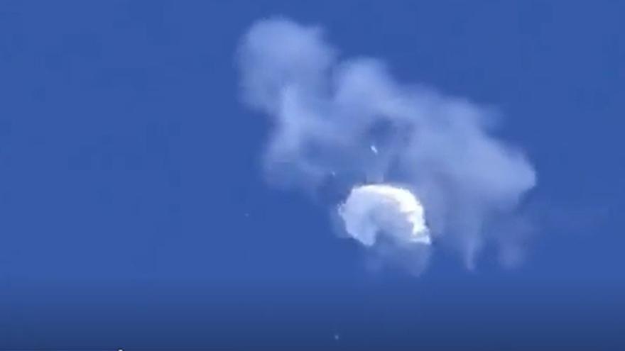 EE UU informó que el globo fue derribado "con éxito" por dos aviones de combate, frente a la costa de Carolina del Sur. (Captura)