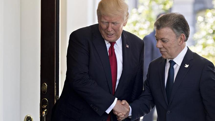 El presidente de EE UU, Donald Trump, ha recibido esta tarde en la Casa Blanca a su homólogo colombia, Juan Manuel Santos, en el primer encuentro que mantienen ambos mandatarios. (EFE)