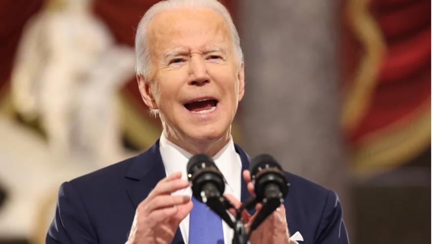 El presidente de EE UU Joe Biden pronuncia un discurso en la conmemoración del primer aniversario del asalto al Capitolio en Washington. (EFE/EPA/JIM LO SCALZO / POOL)