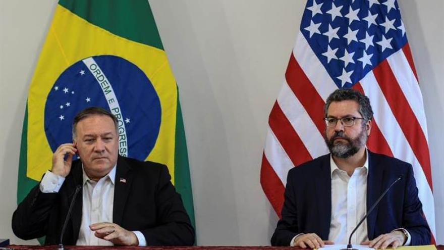 El secretario de Estado de EE UU, Mike Pompeo, a la izquierda, y el canciller brasileño, Ernesto Araújo, en la rueda de prensa este viernes, en Pacaraima, Brasil. (EFE/Gildo Junior)
