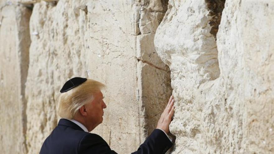 El presidente de EE UU, Donald Trump ora en el Muro de las Lamentaciones, Jerusalén. (EFE)