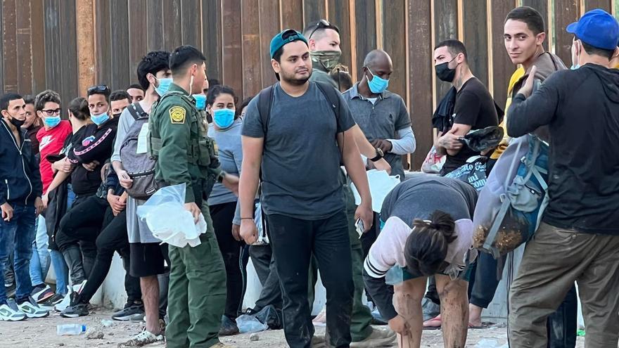 Un grupo de migrantes en la frontera sur de EE UU. (Marlene Guzmán/Univision Network/Facebook)