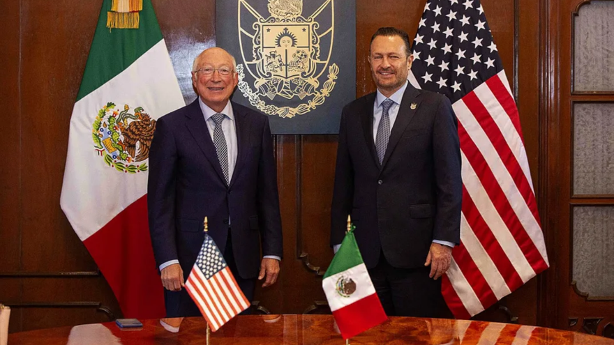 El embajador de EE UU en México, Ken Salazar, junto a Mauricio Kuri, gobernador de Querétaro. (USAmbMex)