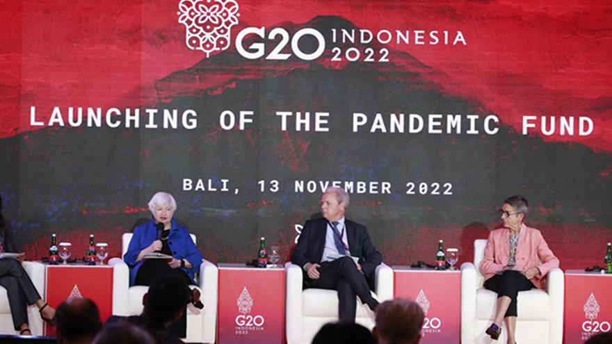 La secretaria del Tesoro de EE UU, Janet Yellen, junto al director de Operaciones del Banco Mundial, Axel van Trotsenburg, y la directora general adjunta de la CE, Elena Flores, previo a las reuniones del G20. (EFE)