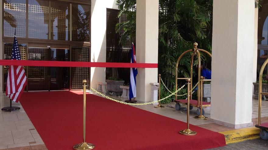 Las banderas de Cuba y EE UU flanquean la entrada del nuevo hotel habanero Four Points by Sheraton. (14ymedio/Luz Escobar)