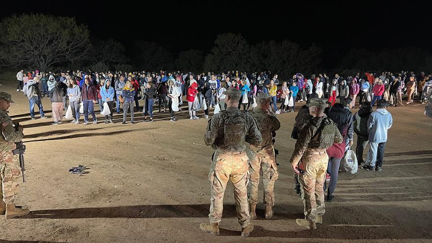 En los últimos días han ingresado grandes grupos de migrantes por Eagle Pass y El Paso (Texas) y se han entregado a la Patrulla Fronteriza. (@BillFOXLA)