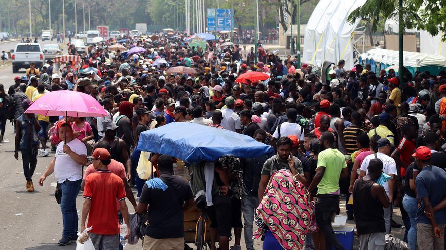 A las afueras del parque Ecológico de Tapachula, miles de migrantes urgen acelerar los permisos del Centro de Atención Provisional (CAP). (EFE)