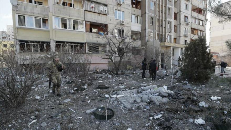 Edificio residencial bombardeado por los rusos la madrugada de este jueves en en Kiev, Ucrania. Una persona murió y tres resultaron heridas. (EFE/EPA/Sergey Dolzhenko)