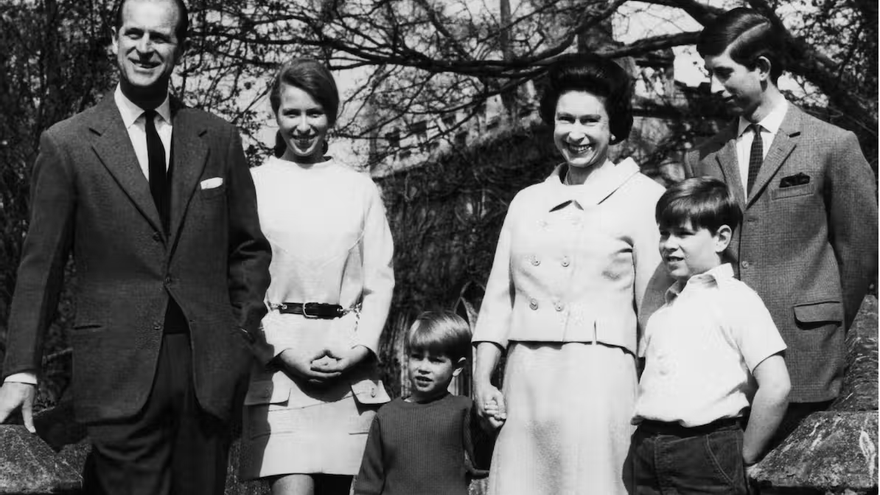 La reina Isabel con el príncipe Felipe, duque de Edimburgo, y sus hijos en Windsor en 1968. (Everett Collection Inc/Alamy Stock Photo )