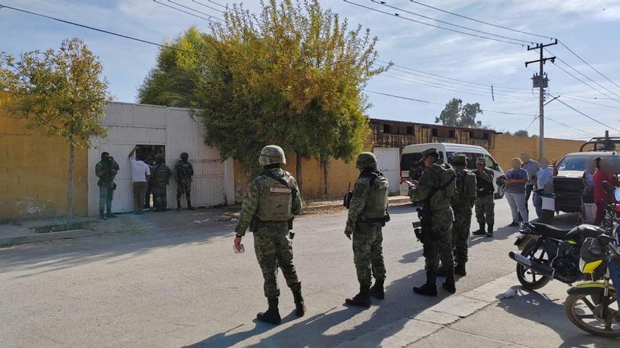 Efectivos de la Guardia Nacional y militares frente a la bodega en Lerdo (Durango) en que se encontraron a 253 migrantes, entre ellos varios cubanos. (INM)