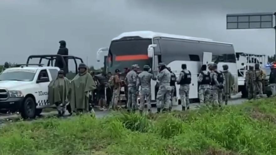 Efectivos de la Guardia Nacional llegaron a un acuerdo con los cubanos para retornar al estado de Oaxaca, donde tienen permiso para transitar. (Captura)