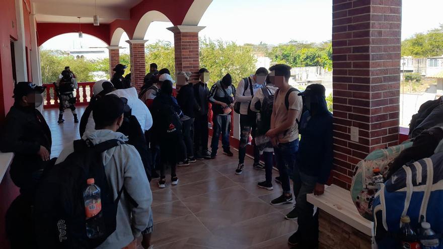 Elementos de la Guardia Nacional ubicaron y detuvieron el domingo a 134 cubanos en un hotel del estado de Oaxaca. (INM)
