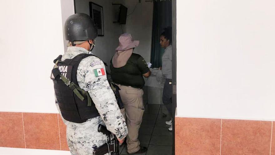 Elementos de la Guardia Nacional y de migración durante la detención de una mujer cubana en el hotel Pnamericano, ubicado en la ciudad de Arriaga, Chiapas. (INM)