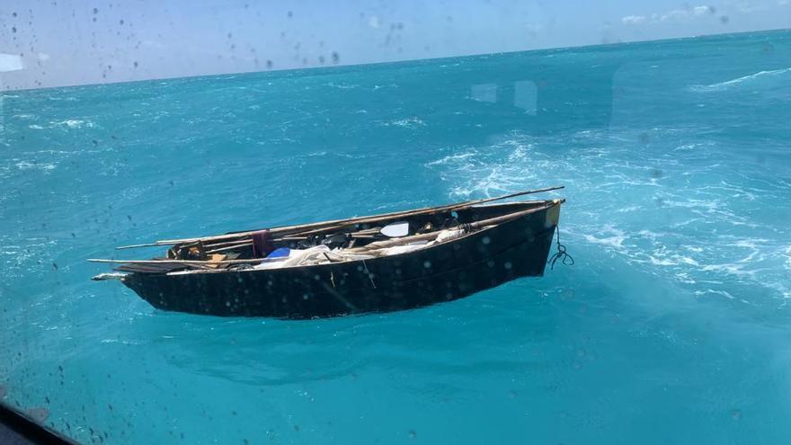 Embarcación en la que viajaban cuatro cubanos indocumentados, interceptados por la Guardia Costera el 12 de marzo, aproximadamente a 5 millas al este de Isla Morada, Florida. (Guardia Costera)