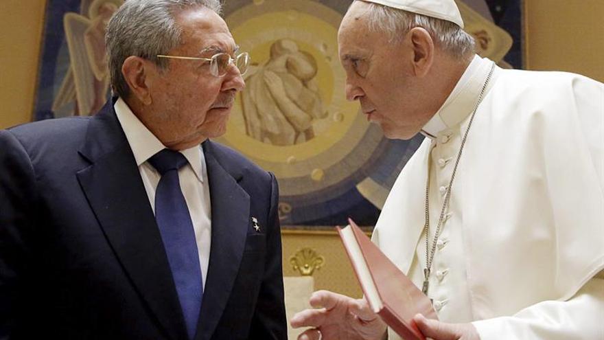 Encuentro entre Raúl Castro y el Papa Francisco. (EFE)