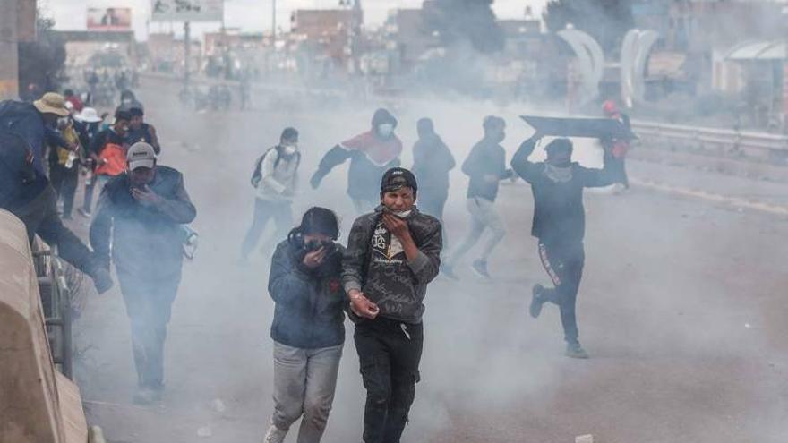 Enfrentamientos entre manifestantes y la policía en Juliaca (Perú). (Aldair Mejía / EFE)