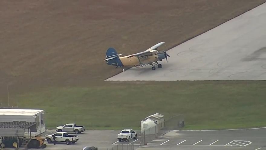 El piloto aterrizó el Antonov An-2 en el Aeropuerto de Entrenamiento y Transición Dade-Collier. (WPTV News/Captura/YouTube)