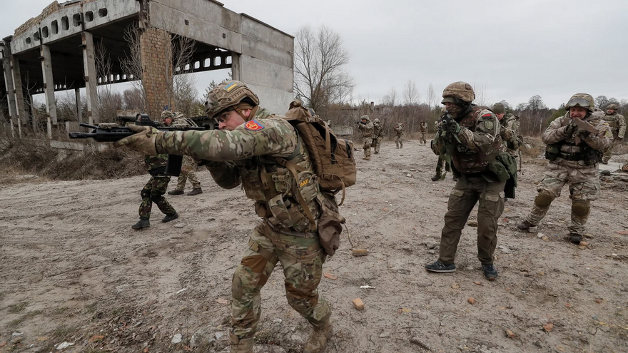 Entrenamientos militares a la población a las afueras de Kiev, Ucrania, ante la amenaza de una invasión rusa. (EFE/EPA/Sergey Dolzhenko) 