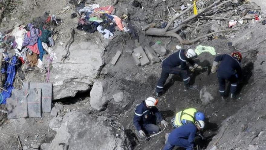 Equipos de búsqueda en el lugar donde el avión Germanwings se estrelló el 24 de marzo (Foto EFE)