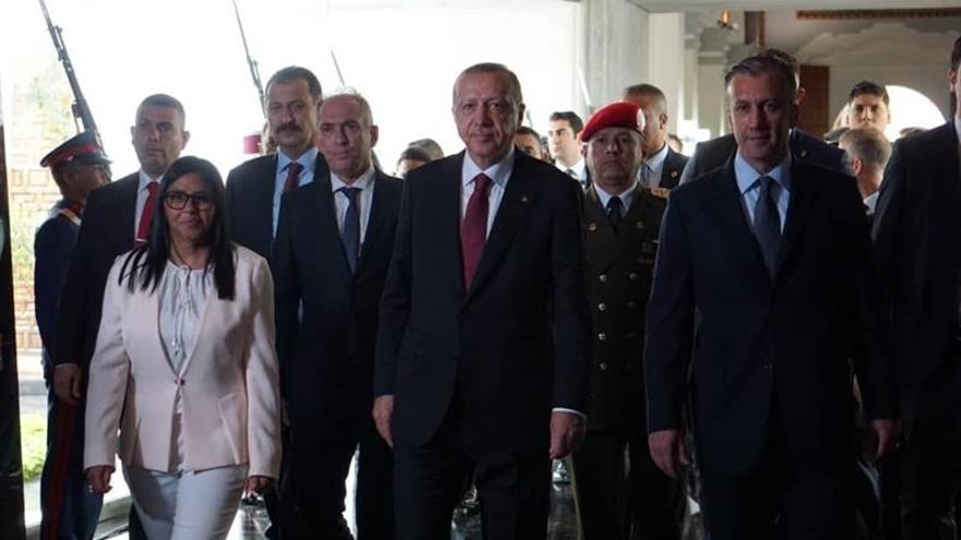 El presidente de Turquía, Recep Teyyip Erdogan (c), acompañado de la vicepresidenta, Delcy Rodríguez (i), y el vicepresidente económico, Tareck El Aissami (d), participando en una ceremonia de ofrenda floral este lunes  en Caracas. (EFE)