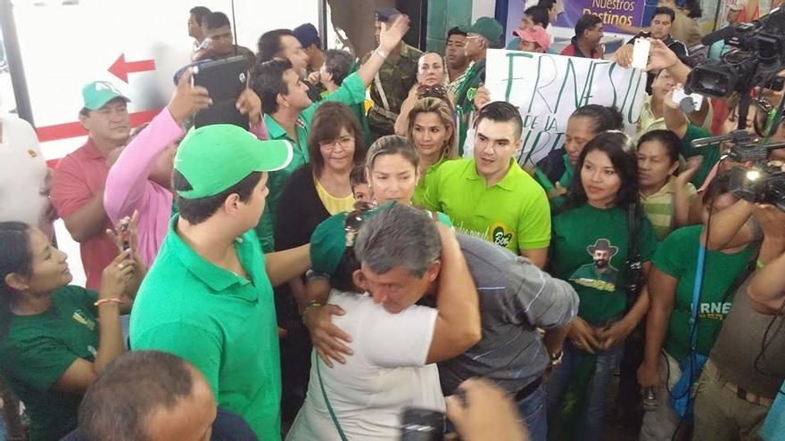 Ernesto Suárez, candidato inhabilitado, recibe el apoyo de los seguidores de la Unidad Demócrata en el Beni. (Facebook)