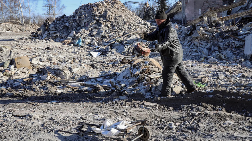Escombros de una escuela vocacional que los militares rusos usaban como cuartel, en Makiivka, en la región de Donetsk. (EFE/EPA/Alessandro Guerra)