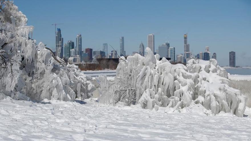Estructura de hielo frente al río Mississippi, este miércoles en Chicago, Illinois. (EFE/ Kamil Krzaczynski)