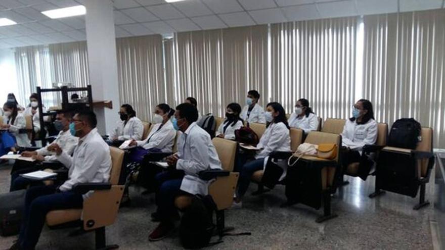 Evidencian parte de los pagos que realizó México a Cuba por los estudiantes de Medicina que cursan una especialidad en la Isla. (Twitter/@IPKCuba)