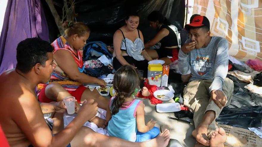Un grupo de la llamada caravana “Éxodo de la pobreza” que se encontraba en el municipio de Mapastepec (Chiapas). (Facebook/Girasol TV)