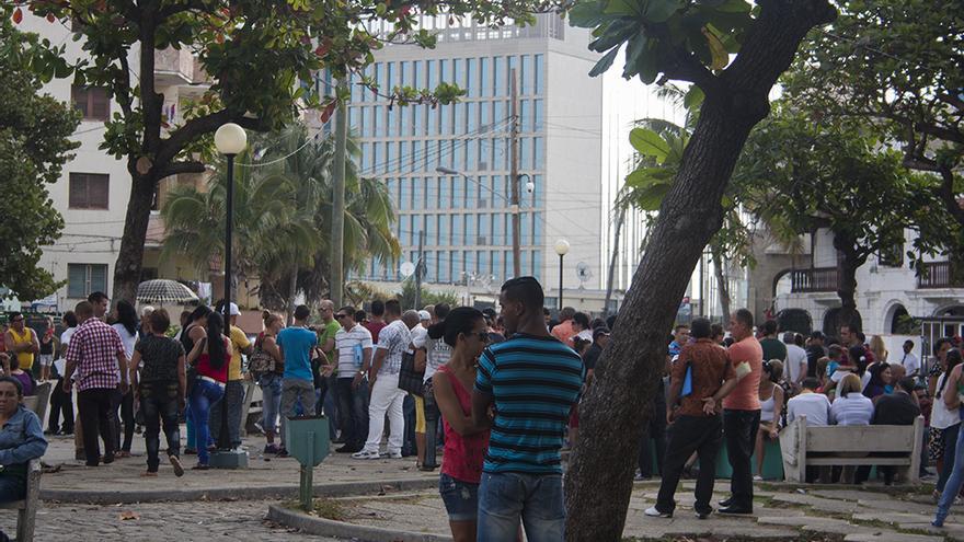 Exterior de la Sección de Intereses de Estados Unidos en La Habana. (14ymedio)