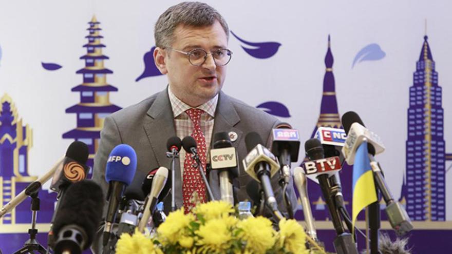 El ministro de Exteriores de Ucrania, Dmytro Kuleba, durante una rueda de prensa en Nom Pen, donde asiste como invitado especial para la cumbre de la Asociación de Naciones del Sudeste Asiático. (EFE)